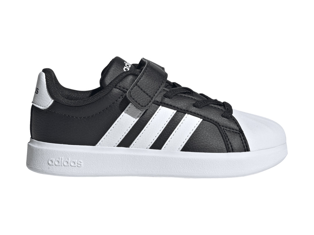 Tenis Adidas infantiles color negro con franjas y suela blanca, cierre de velcro y agujetas.