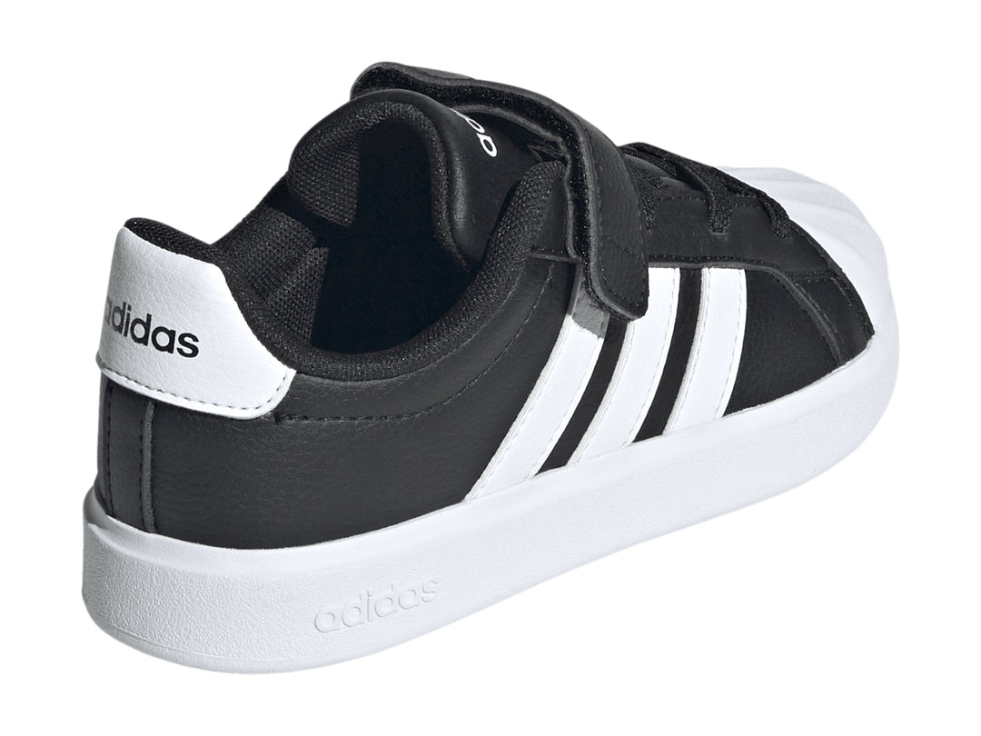 Tenis Adidas infantiles color negro con franjas y suela blanca, cierre de velcro y agujetas.