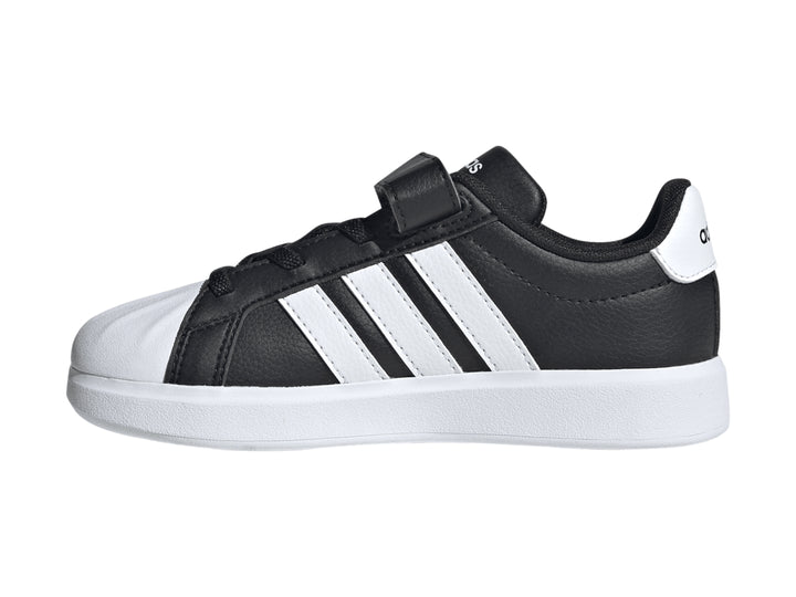 Tenis Adidas infantiles color negro con franjas y suela blanca, cierre de velcro y agujetas.