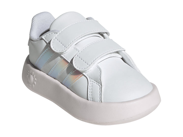 Tenis Adidas blancos con rayas iridiscentes y cierre de velcro.