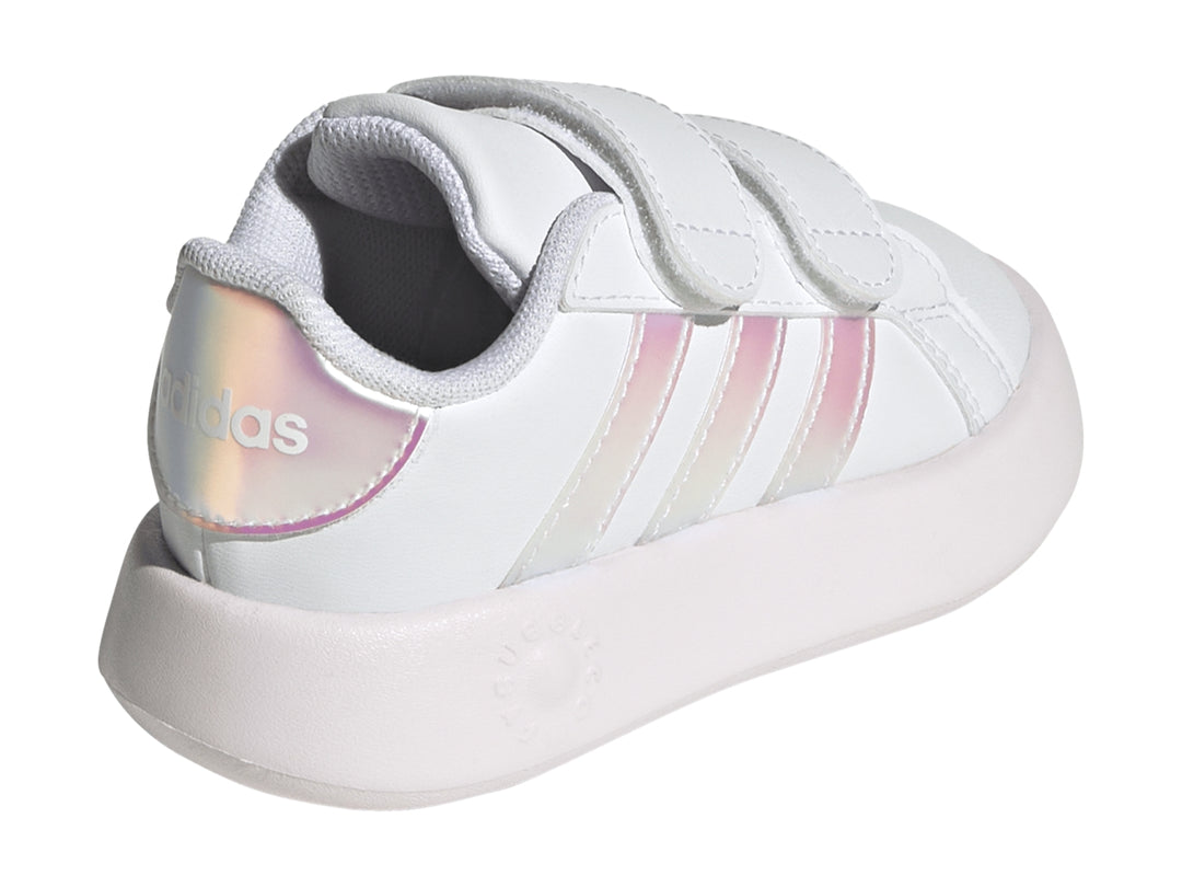 Tenis Adidas blancos con rayas iridiscentes y cierre de velcro.