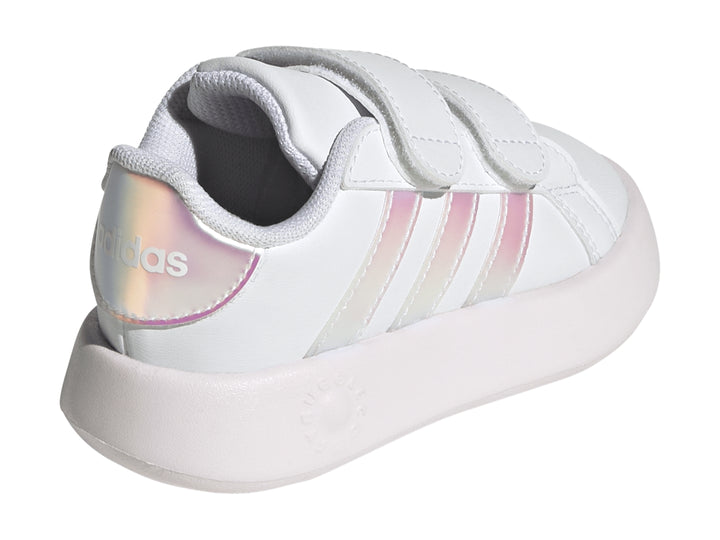 Tenis Adidas blancos con rayas iridiscentes y cierre de velcro.