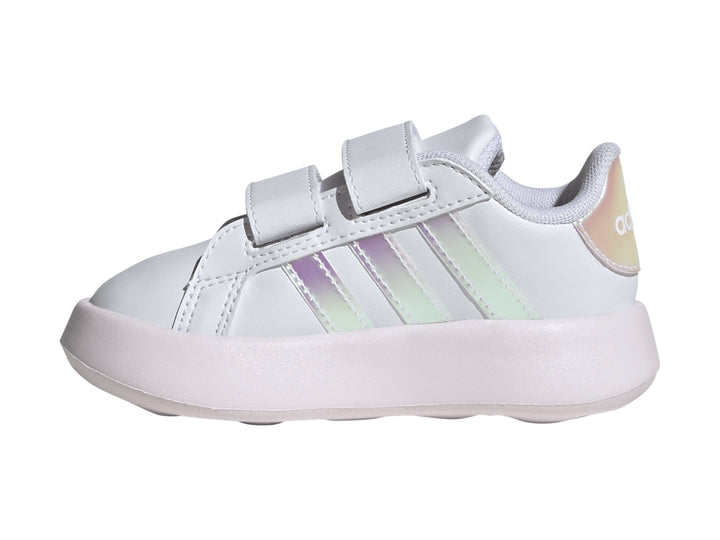 Tenis Adidas blancos con rayas iridiscentes y cierre de velcro.