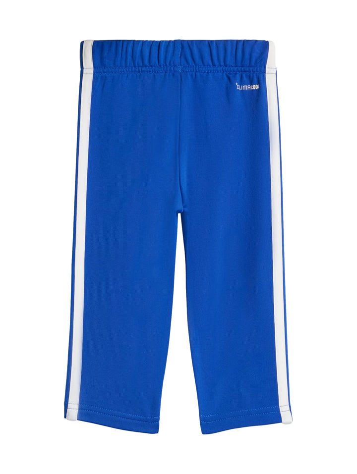Conjunto deportivo Adidas para niños en color azul con franjas blancas y celestes, incluye chaqueta y pantalón.