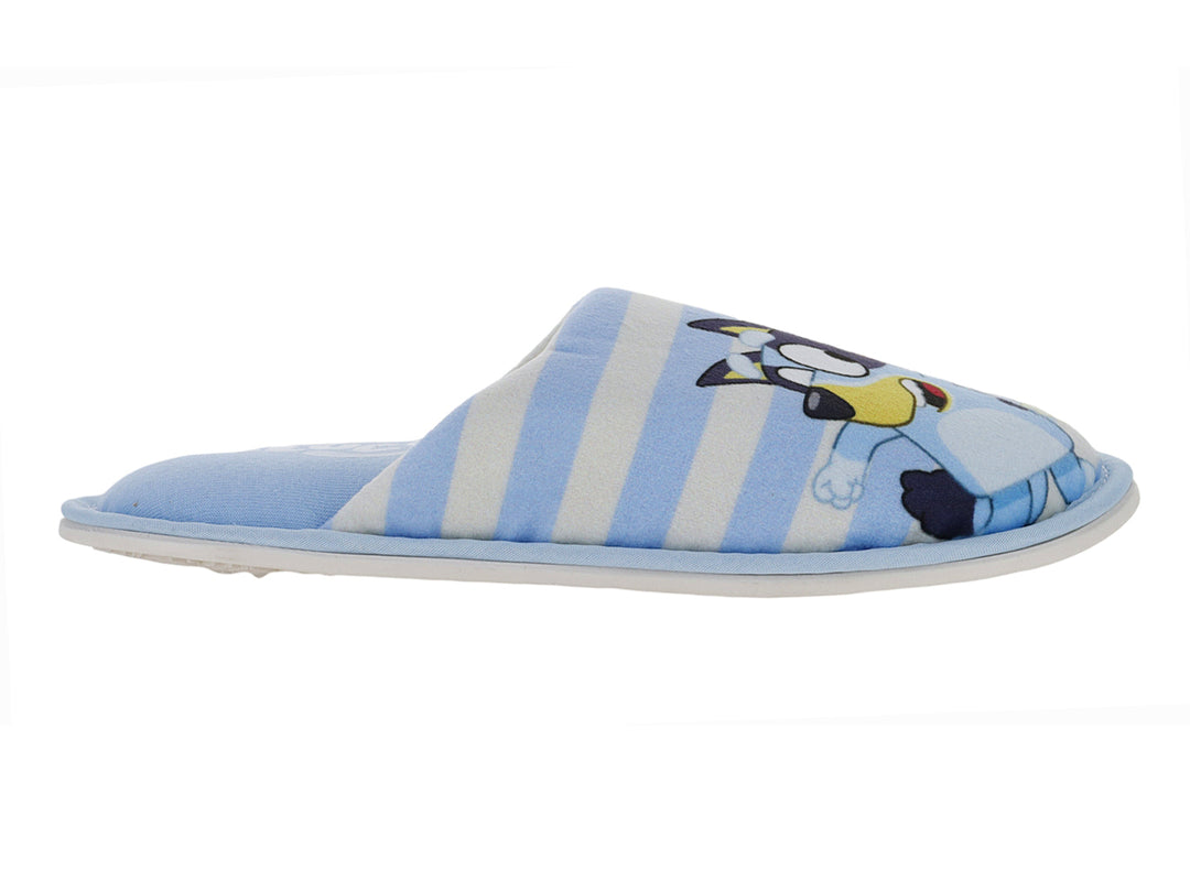 Pantufla azul con rayas blancas y diseño de personaje animado en la parte frontal.