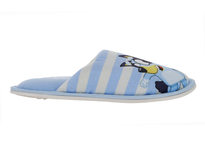 Pantufla azul con rayas blancas y diseño de personaje animado en la parte frontal.