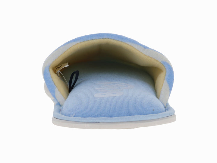 Pantufla azul con rayas blancas y diseño de personaje animado en la parte frontal.