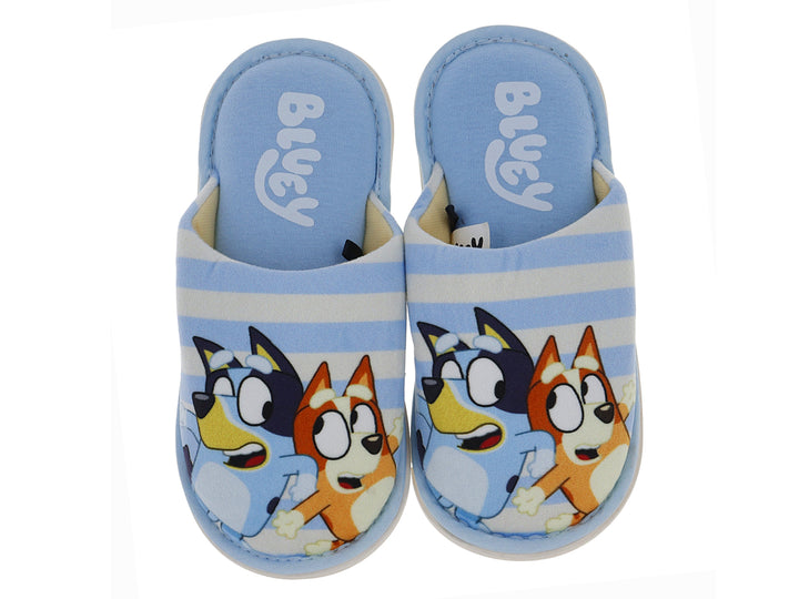Pantufla azul con rayas blancas y diseño de personaje animado en la parte frontal.