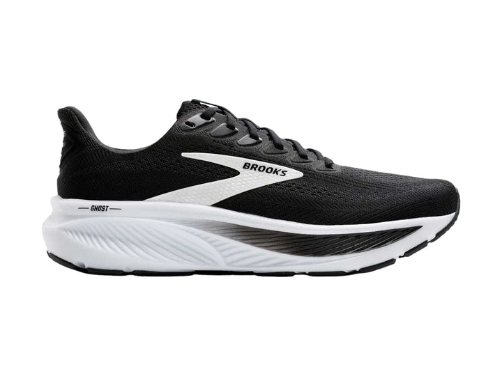 Tenis deportivos Brooks Ghost 17 color negro con suela blanca y detalles laterales blancos.