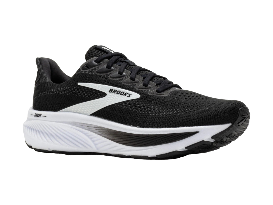 Tenis deportivos Brooks Ghost 17 color negro con suela blanca y detalles laterales blancos.