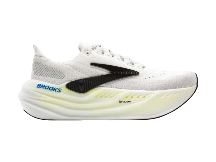 Tenis Brooks Glycerin Max color gris con suela gruesa color crema y detalles en negro.