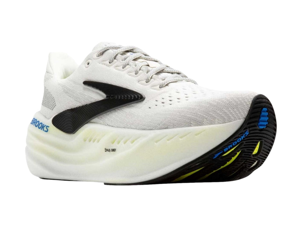 Tenis Brooks Glycerin Max color gris con suela gruesa color crema y detalles en negro.