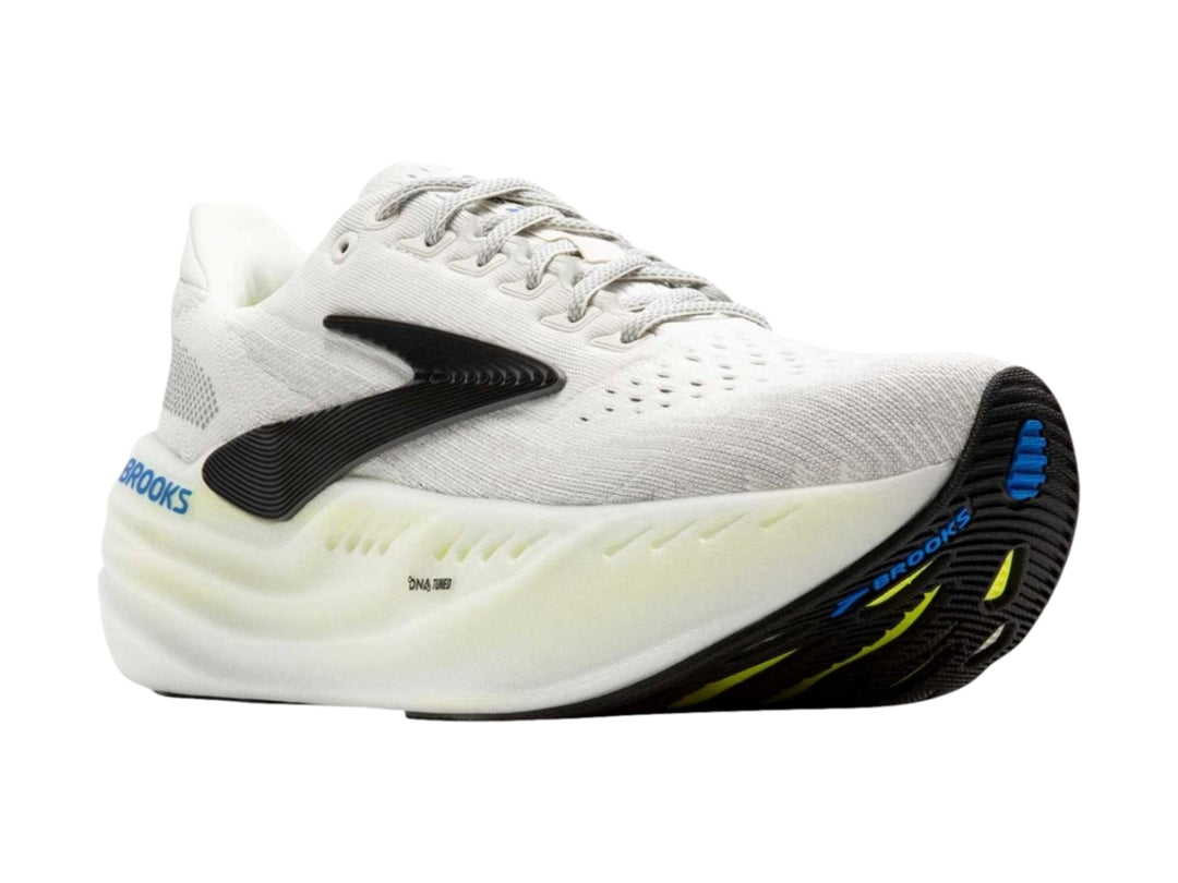 Tenis Brooks Glycerin Max color gris con suela gruesa color crema y detalles en negro.