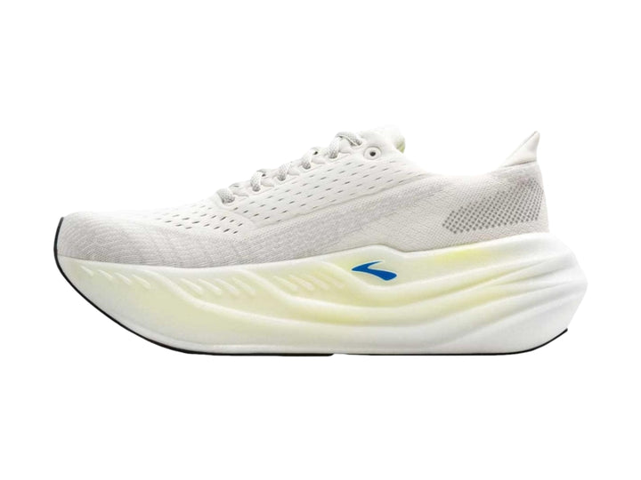 Tenis Brooks Glycerin Max color gris con suela gruesa color crema y detalles en negro.
