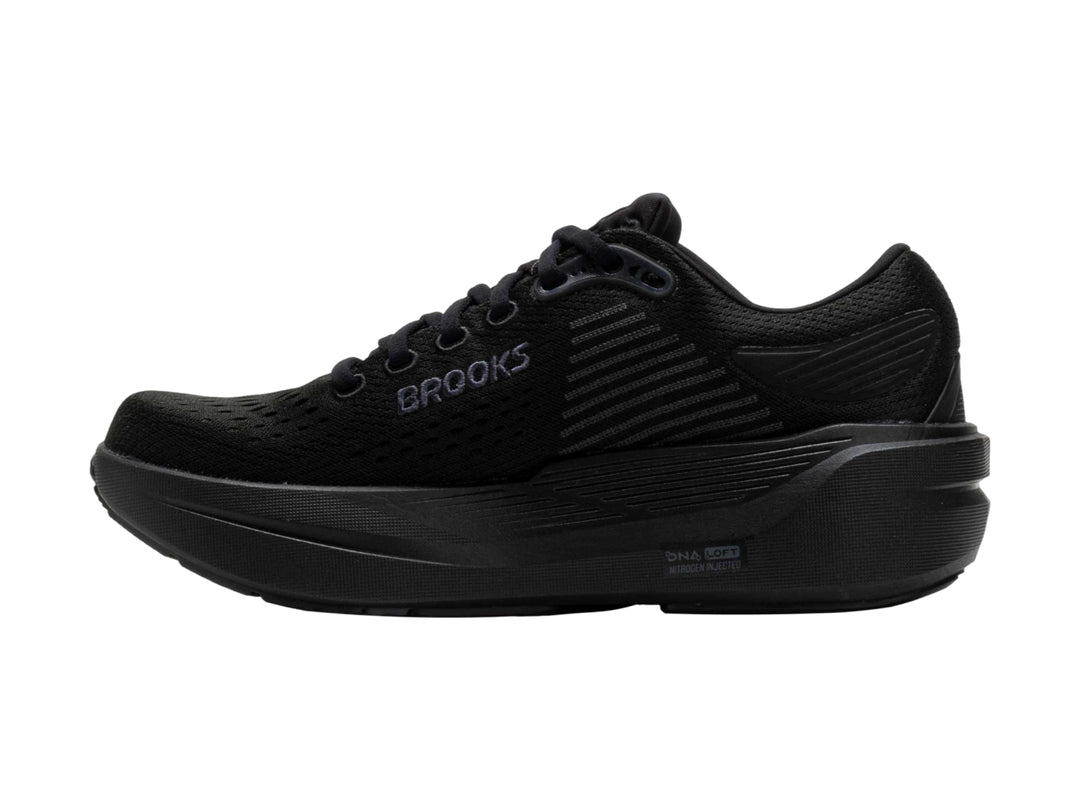 Tenis deportivos Brooks Ghost Max 3 en color negro total, vista lateral sobre fondo blanco.
