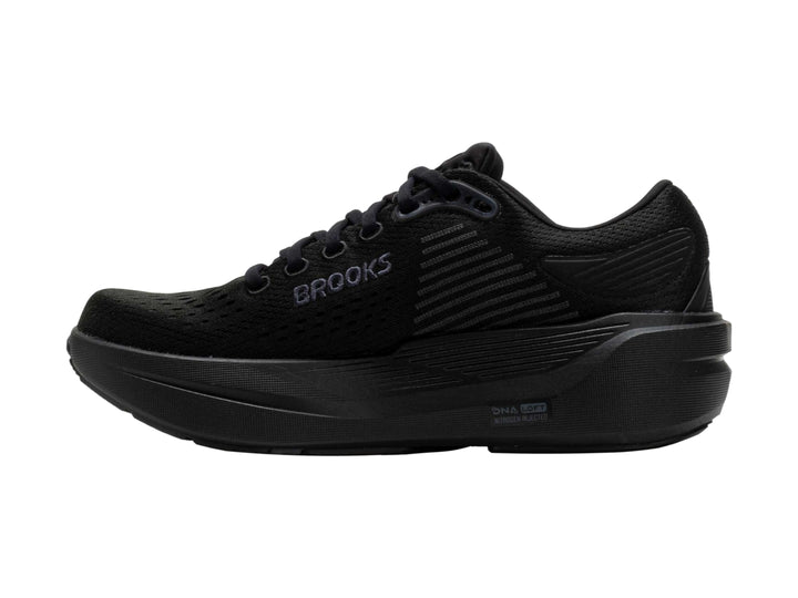 Tenis deportivos Brooks Ghost Max 3 en color negro total, vista lateral sobre fondo blanco.