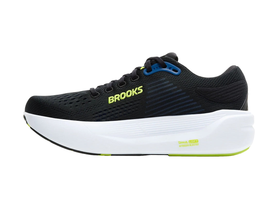 Tenis deportivos Brooks Ghost Max color negro con detalles en verde lima y suela blanca.