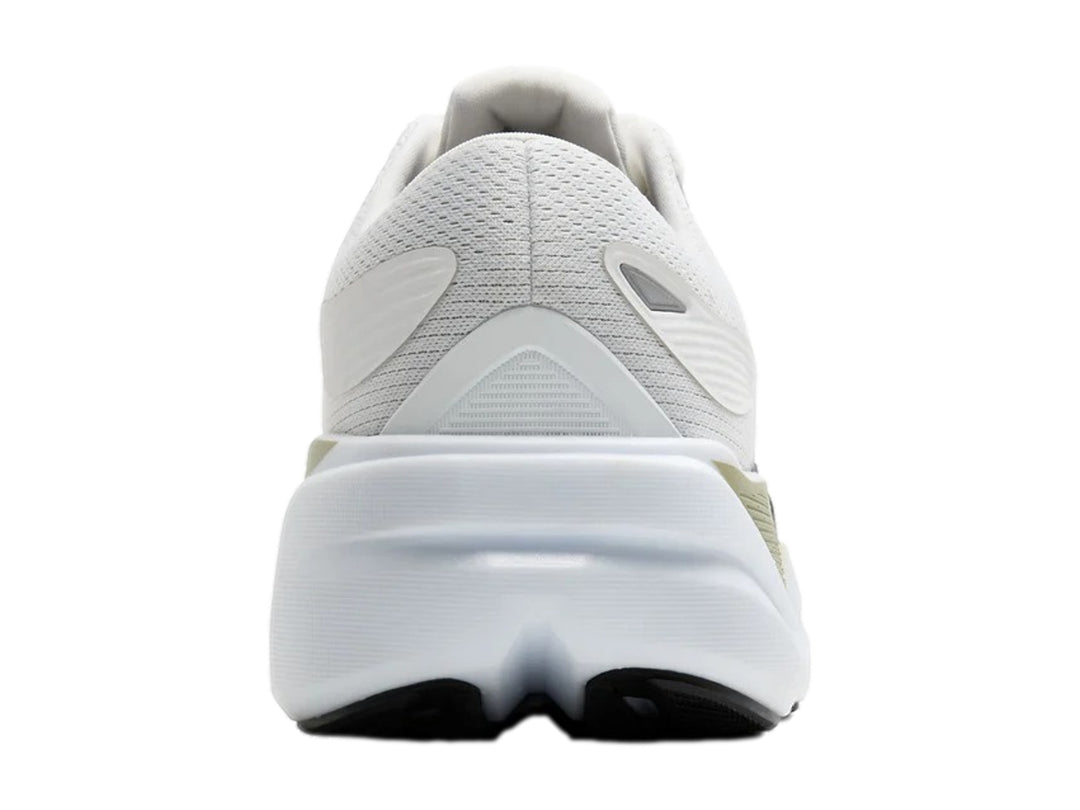 Tenis deportivos Brooks Ghost Max en color blanco con detalles en negro y beige, vista lateral.