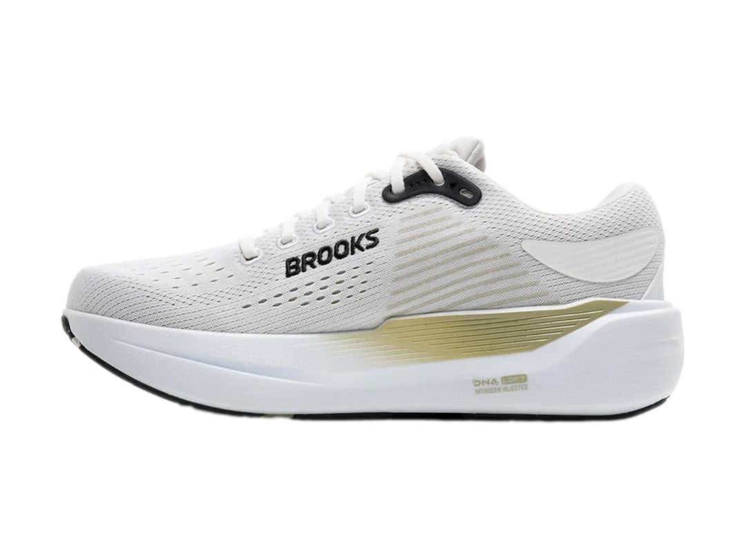 Tenis deportivos Brooks Ghost Max en color blanco con detalles en negro y beige, vista lateral.