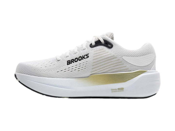 Tenis deportivos Brooks Ghost Max en color blanco con detalles en negro y beige, vista lateral.