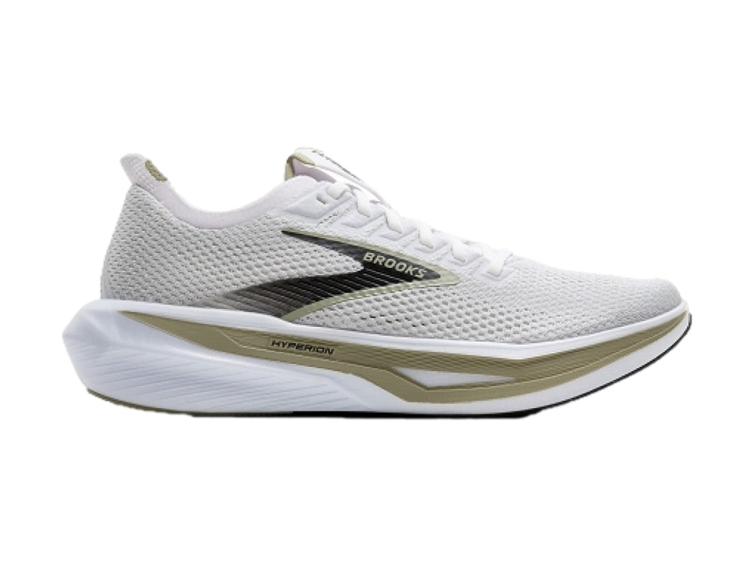Tenis deportivos Brooks Hyperion 3 color gris claro con detalles en negro y beige.