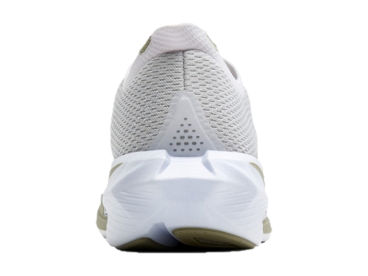 Tenis deportivos Brooks Hyperion 3 color gris claro con detalles en negro y beige.