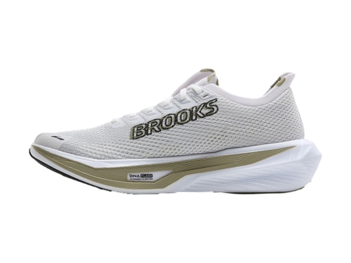 Tenis deportivos Brooks Hyperion 3 color gris claro con detalles en negro y beige.