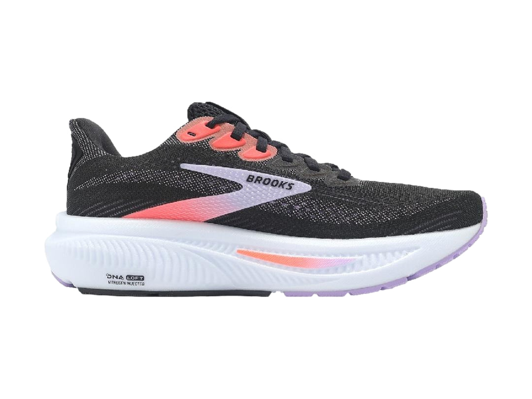 Tenis deportivos Brooks color negro con suela blanca y detalles en coral y púrpura.