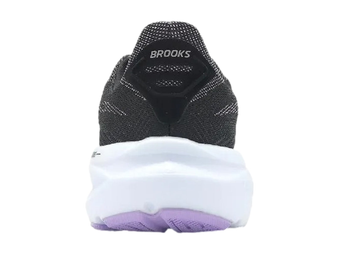 Tenis deportivos Brooks color negro con suela blanca y detalles en coral y púrpura.