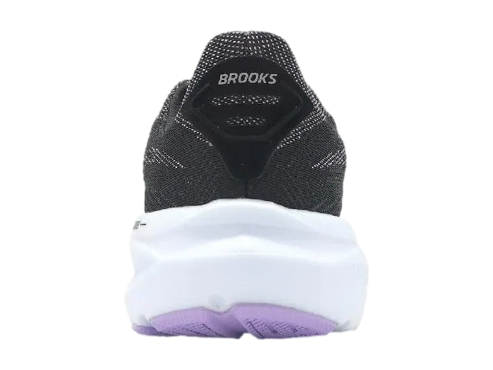 Tenis deportivos Brooks color negro con suela blanca y detalles en coral y púrpura.