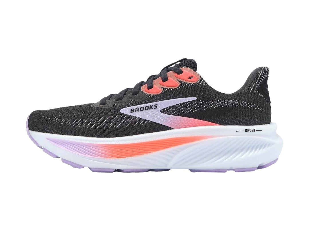 Tenis deportivos Brooks color negro con suela blanca y detalles en coral y púrpura.