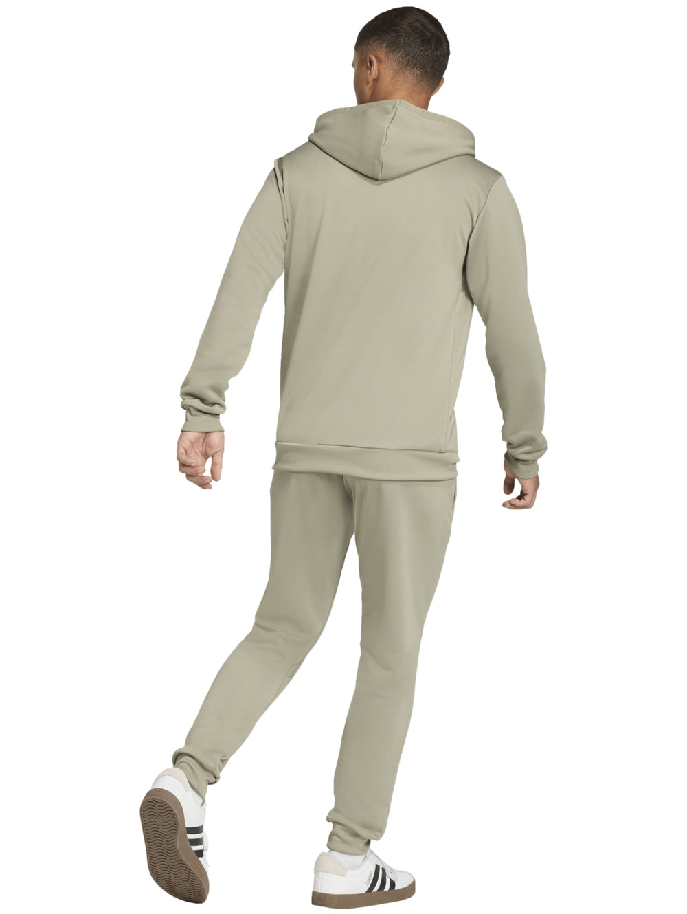 Hombre vistiendo conjunto deportivo Adidas color Silver Pebble compuesto por sudadera con capucha y pantalón.