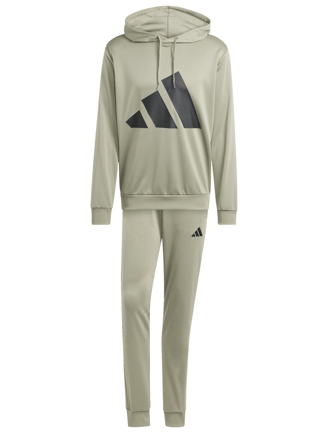 Hombre vistiendo conjunto deportivo Adidas color Silver Pebble compuesto por sudadera con capucha y pantalón.