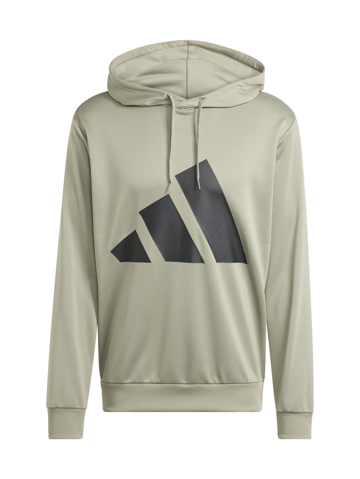 Hombre vistiendo conjunto deportivo Adidas color Silver Pebble compuesto por sudadera con capucha y pantalón.