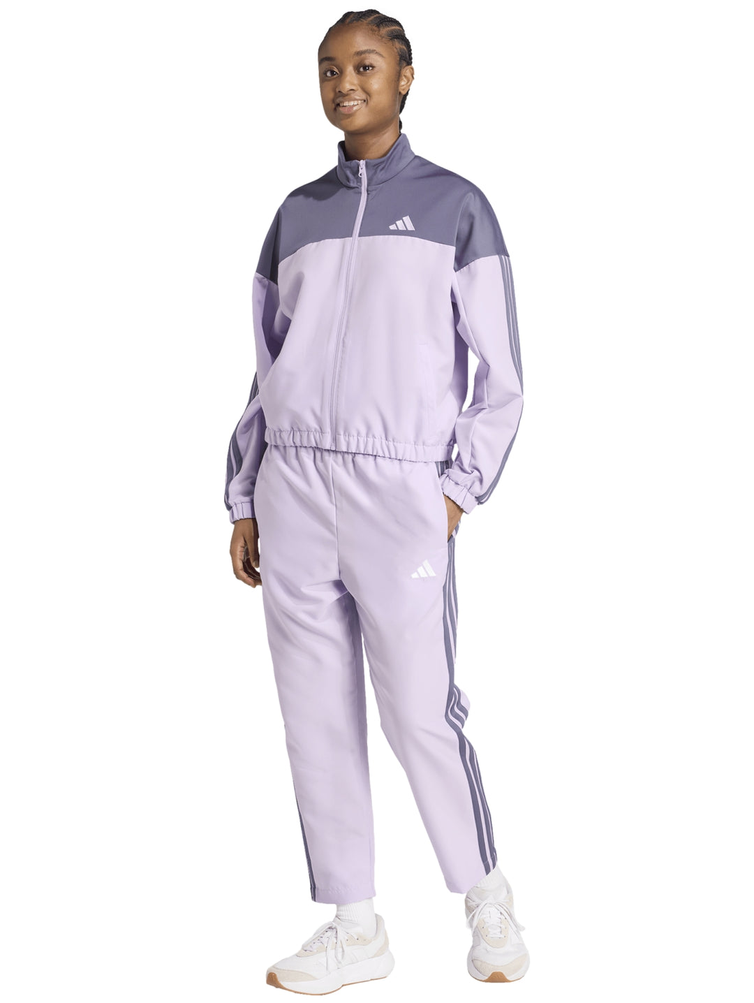 Conjunto deportivo Adidas Bold Block en color lila y gris, compuesto por chaqueta y pantalón para mujer.