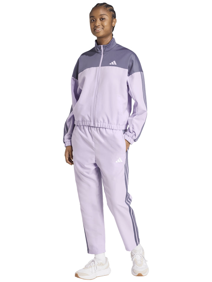 Conjunto deportivo Adidas Bold Block en color lila y gris, compuesto por chaqueta y pantalón para mujer.