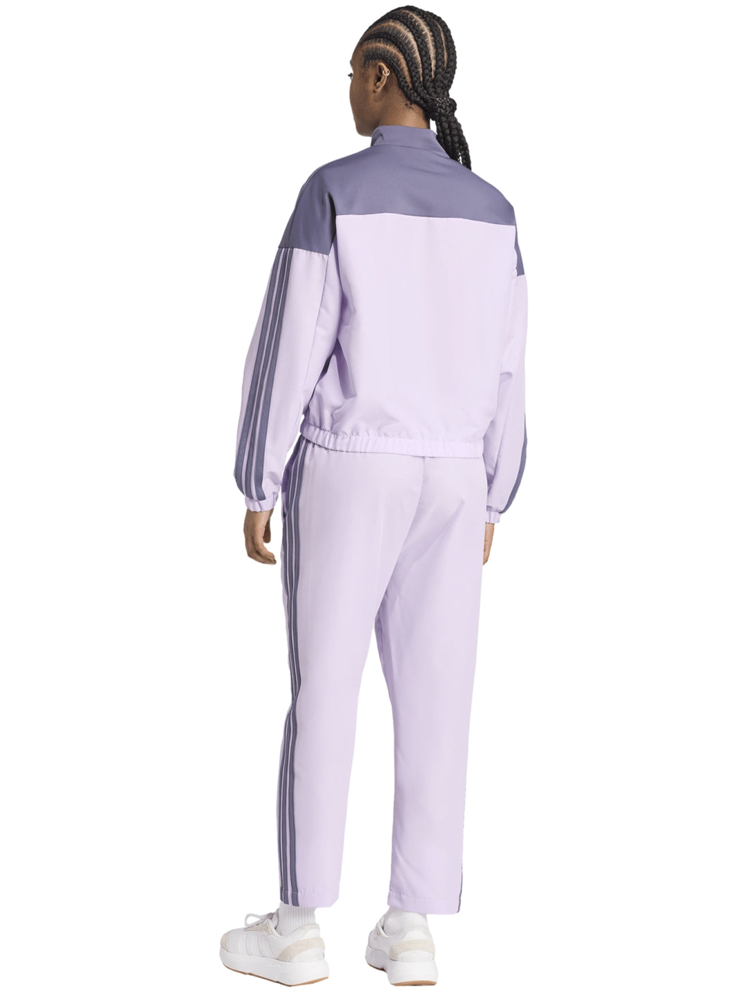 Conjunto deportivo Adidas Bold Block en color lila y gris, compuesto por chaqueta y pantalón para mujer.