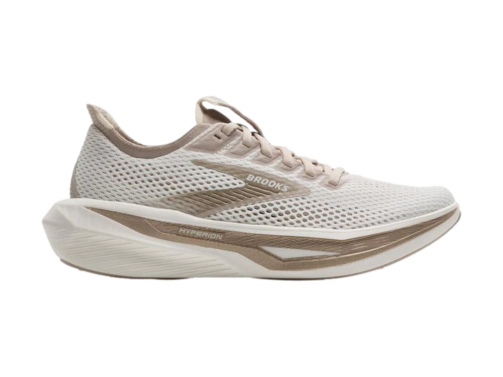 Tenis deportivos Brooks Hyperion 3 en color beige con detalles en bronce y marrón, vista lateral.