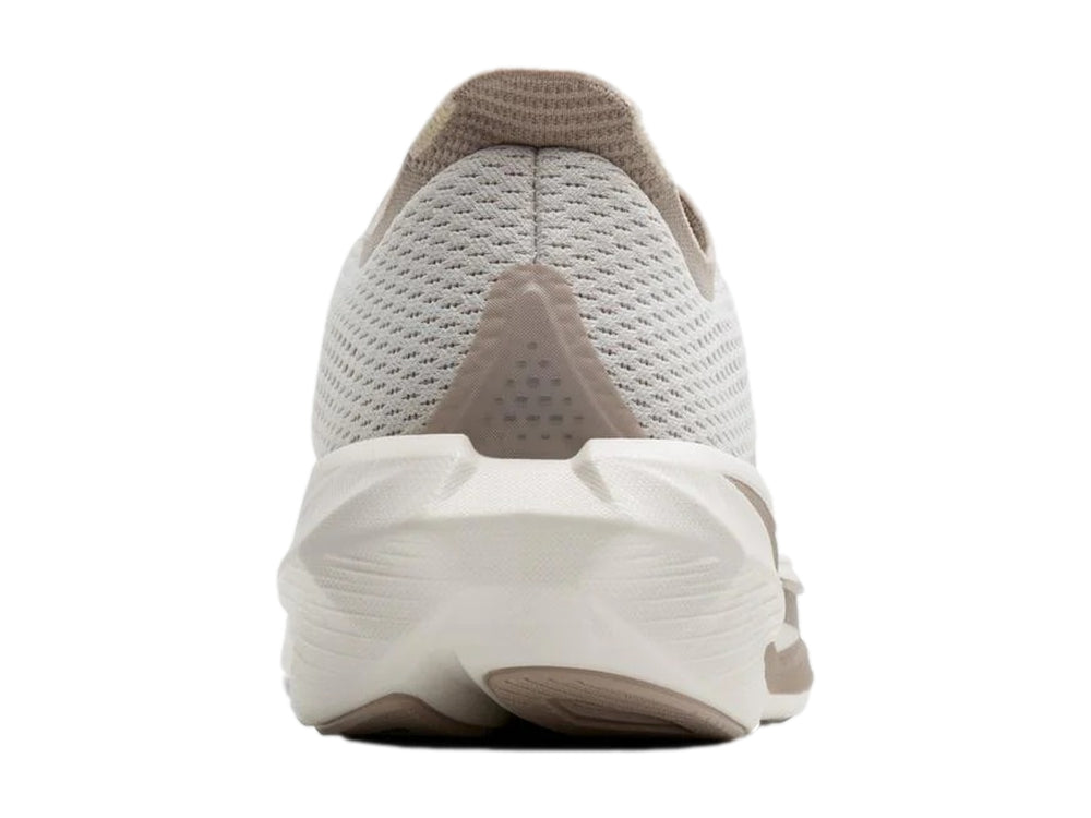 Tenis deportivos Brooks Hyperion 3 en color beige con detalles en bronce y marrón, vista lateral.