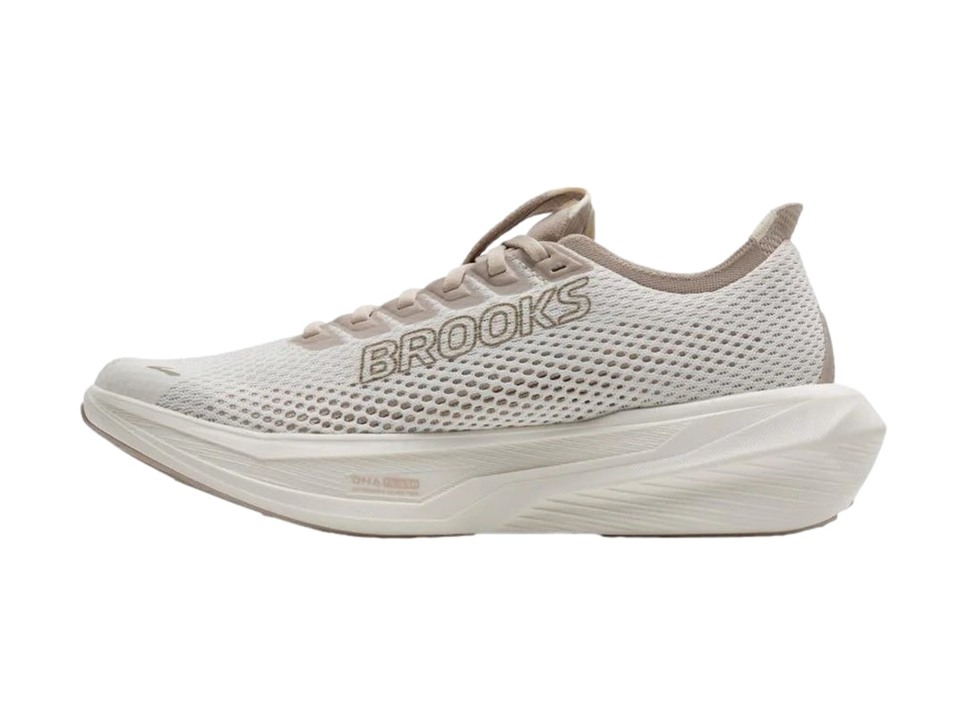 Tenis deportivos Brooks Hyperion 3 en color beige con detalles en bronce y marrón, vista lateral.