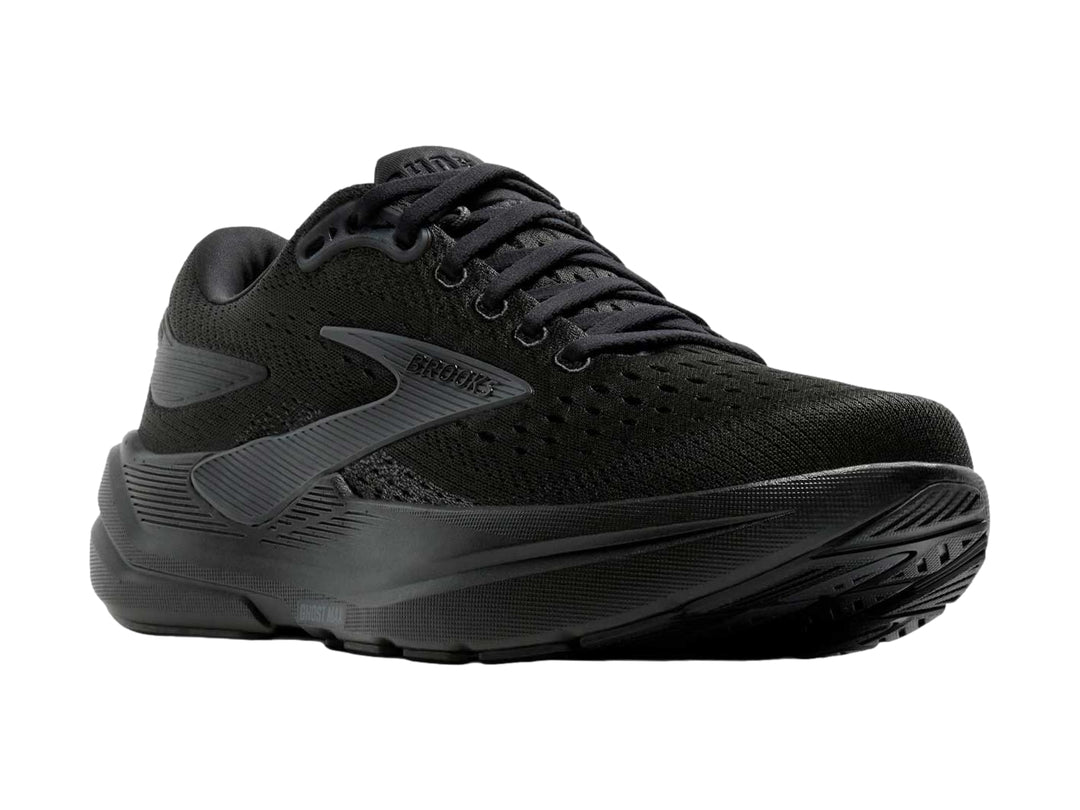Tenis deportivos Brooks Ghost Max en color negro total con suela robusta y malla transpirable.