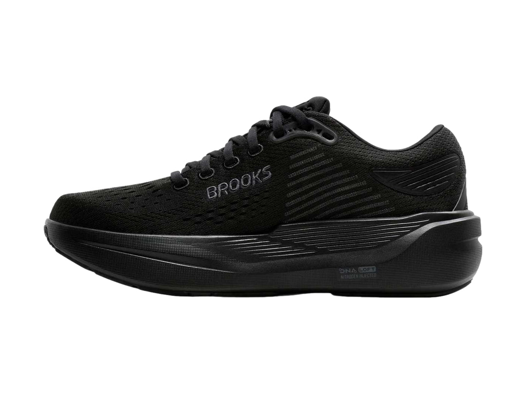 Tenis deportivos Brooks Ghost Max en color negro total con suela robusta y malla transpirable.