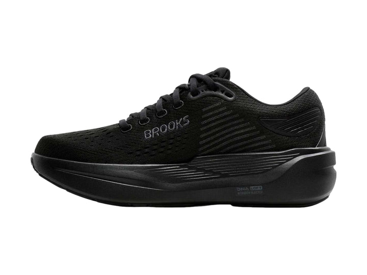 Tenis deportivos Brooks Ghost Max en color negro total con suela robusta y malla transpirable.