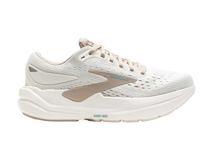 Tenis deportivos Brooks Ghost Max 3 color blanco hueso con detalles en gris topo y suela blanca.