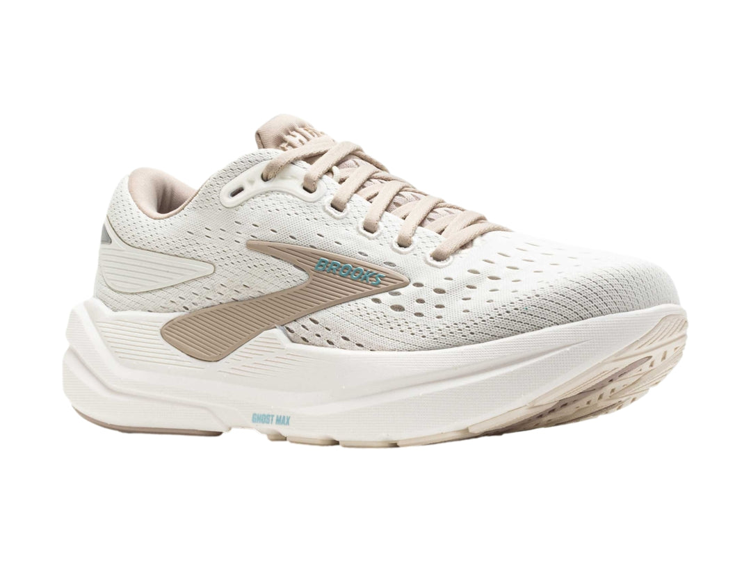 Tenis deportivos Brooks Ghost Max 3 color blanco hueso con detalles en gris topo y suela blanca.