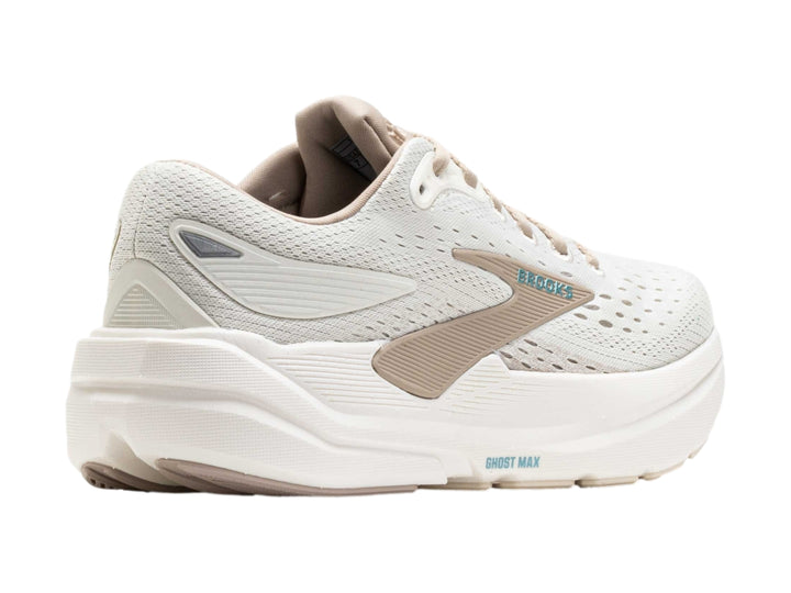 Tenis deportivos Brooks Ghost Max 3 color blanco hueso con detalles en gris topo y suela blanca.