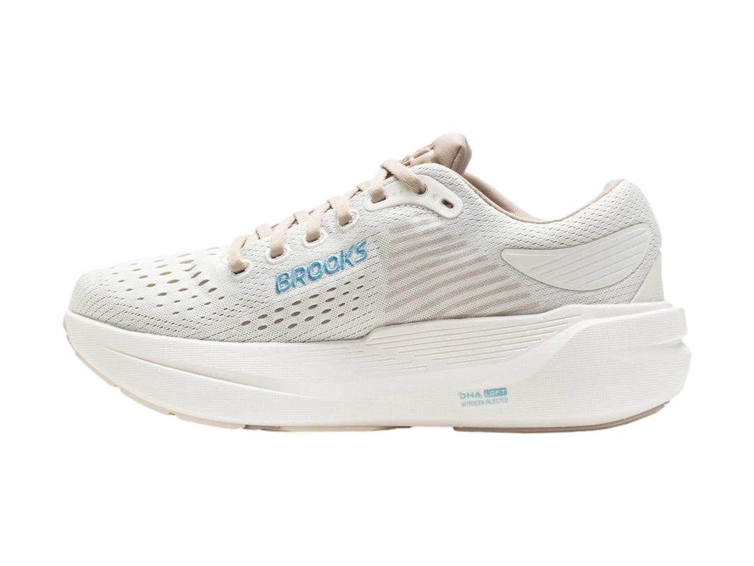 Tenis deportivos Brooks Ghost Max 3 color blanco hueso con detalles en gris topo y suela blanca.