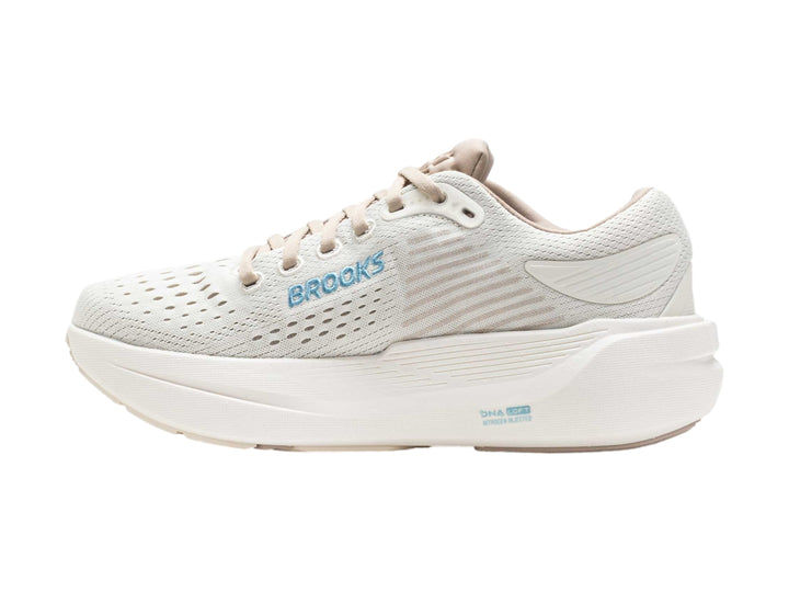 Tenis deportivos Brooks Ghost Max 3 color blanco hueso con detalles en gris topo y suela blanca.