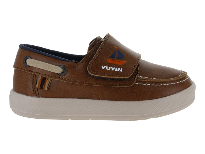 Zapato náutico infantil marca YUYIN en color marrón con suela blanca y cierre de velcro.