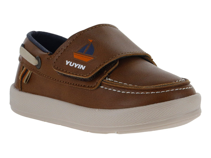 Zapato náutico infantil marca YUYIN en color marrón con suela blanca y cierre de velcro.